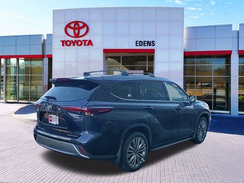 New 2026 Toyota Highlander Platinum image 3