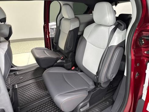 Used 2022 Toyota Sienna XSE AWD/4WD image 2