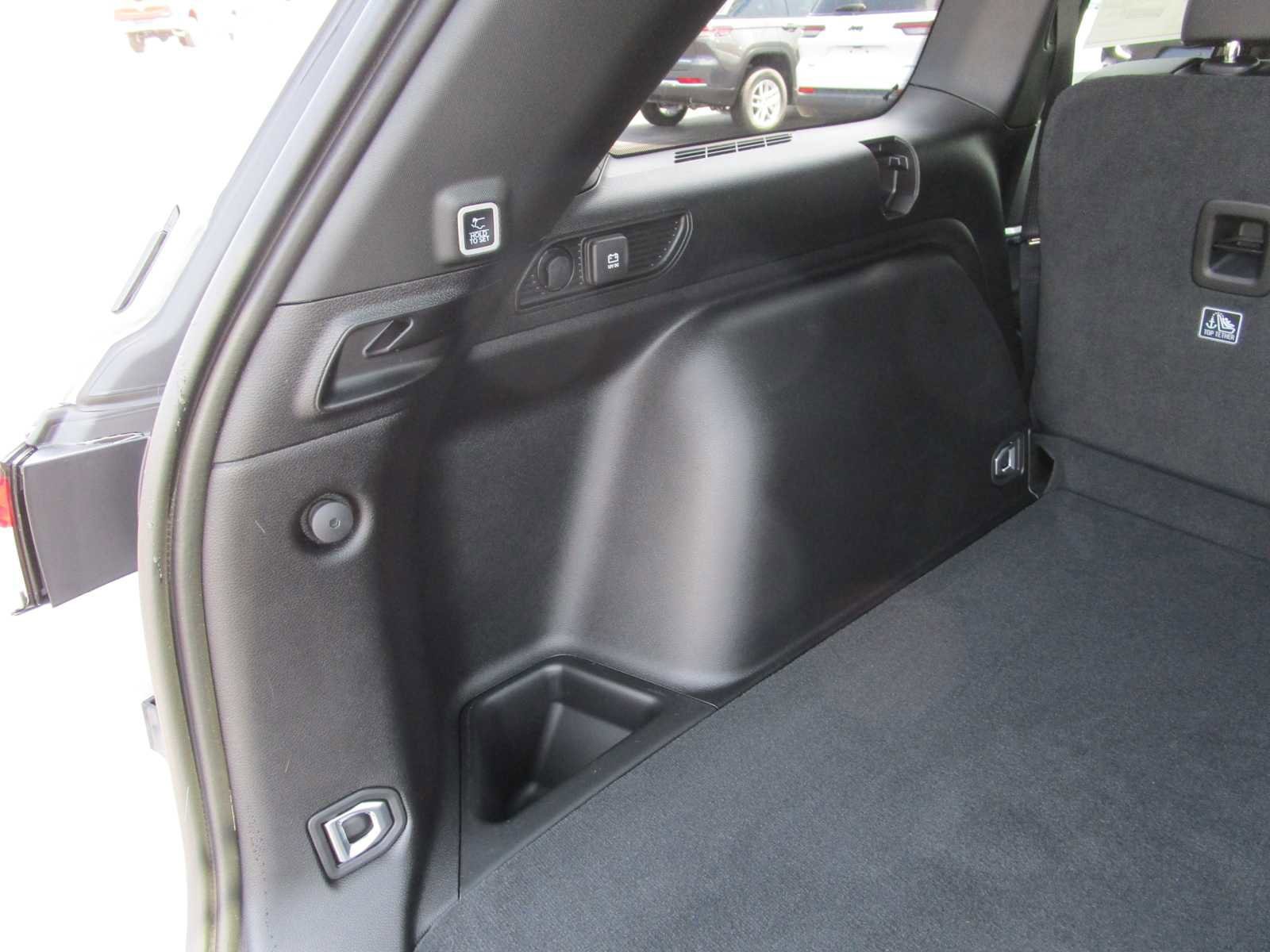 Used 2025 Jeep Grand Cherokee Limited w/ Black Appearance Package AWD/4WD image 11