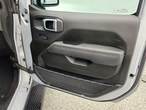 Used 2023 Jeep Wrangler Unlimited Sahara AWD/4WD image 26