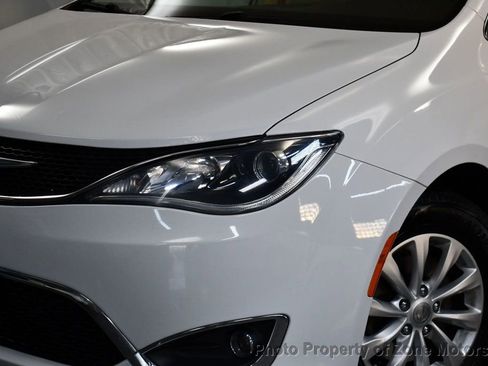 Used 2017 Chrysler Pacifica Touring-L image 3