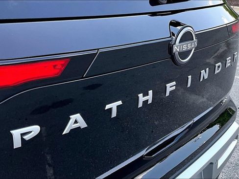 Used 2025 Nissan Pathfinder SL FWD image 25