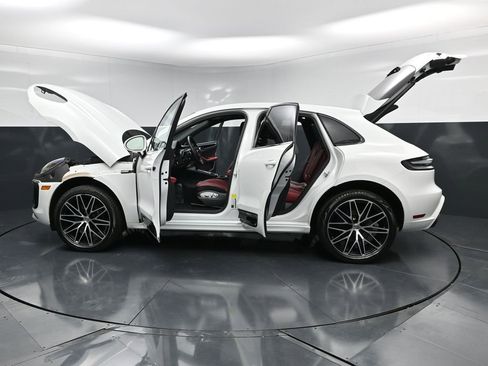 Used 2025 Porsche Macan AWD/4WD image 30