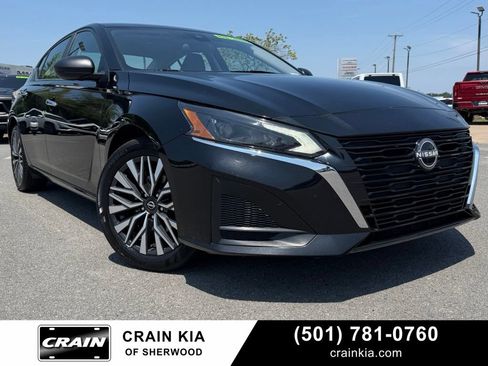 Used 2025 Nissan Altima 2.5 SV FWD image 1