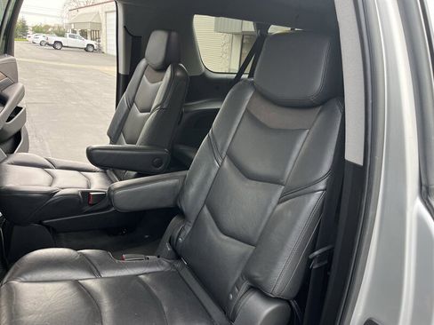 Used 2020 Cadillac Escalade ESV Luxury image 32