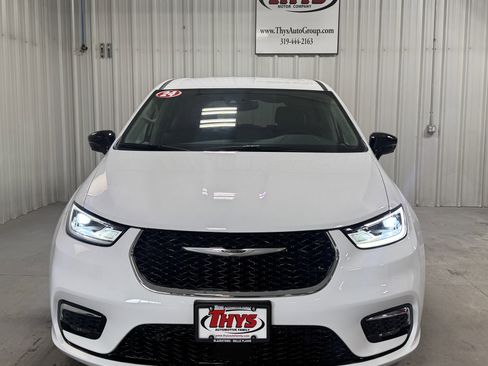 Used 2024 Chrysler Pacifica Touring-L image 16