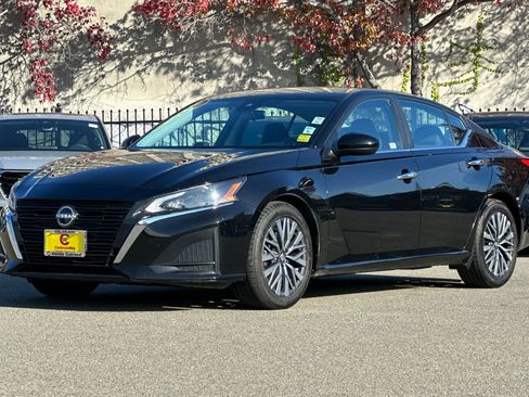 Used 2023 Nissan Altima 2.5 SV image 9