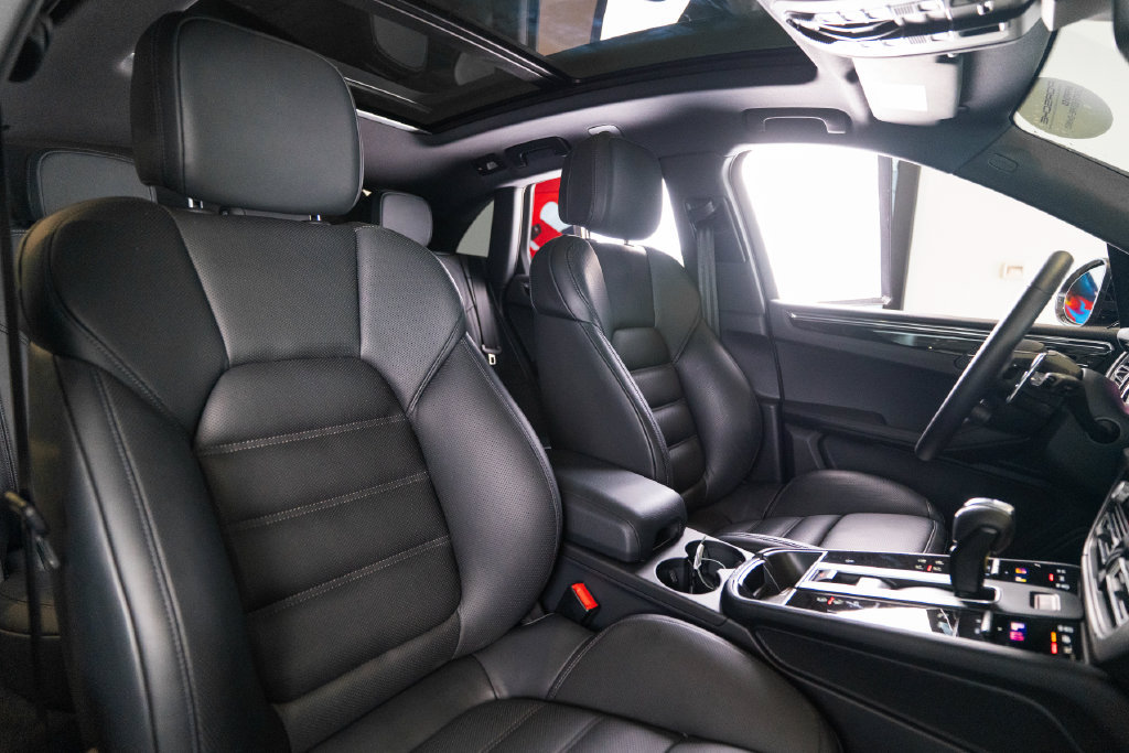 Certified 2026 Porsche Macan AWD/4WD image 16