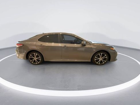 Used 2020 Toyota Camry SE w/ Carpet Mat Package FWD image 9