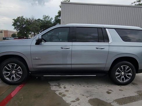 Used 2024 Chevrolet Suburban LT w/ LT Signature Package RWD image 5