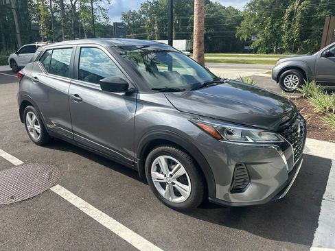 Used 2022 Nissan Kicks S FWD image 1