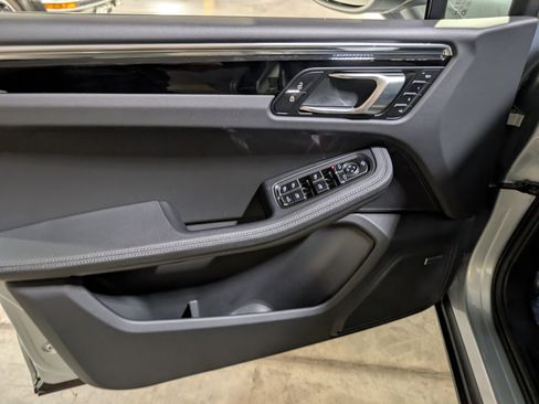 Used 2025 Porsche Macan image 18