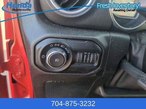 Used 2020 Jeep Wrangler Unlimited Sahara image 23
