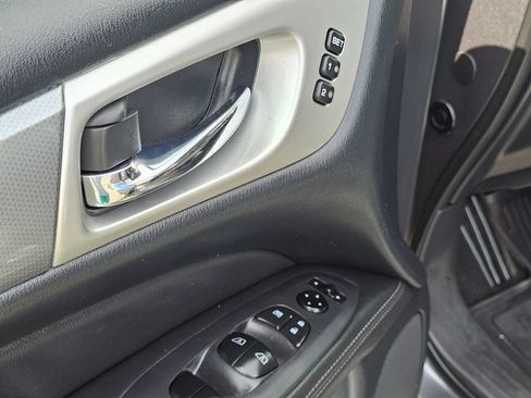 Used 2020 Nissan Pathfinder SL AWD/4WD image 25