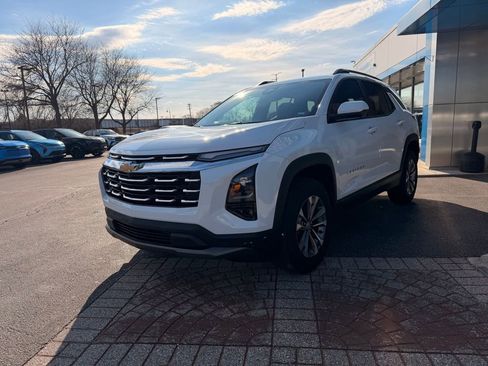 Used 2025 Chevrolet Equinox LT w/ Convenience Package II image 4
