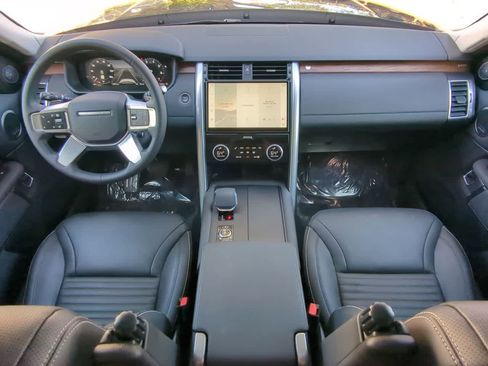 Certified 2024 Land Rover Discovery S image 15