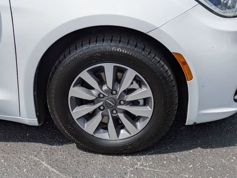 Used 2023 Chrysler Pacifica Touring-L FWD image 10