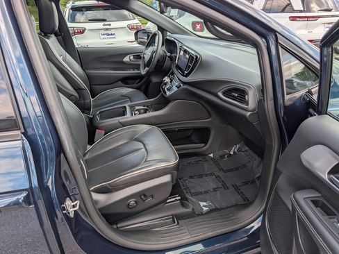Used 2025 Chrysler Pacifica Limited FWD image 11