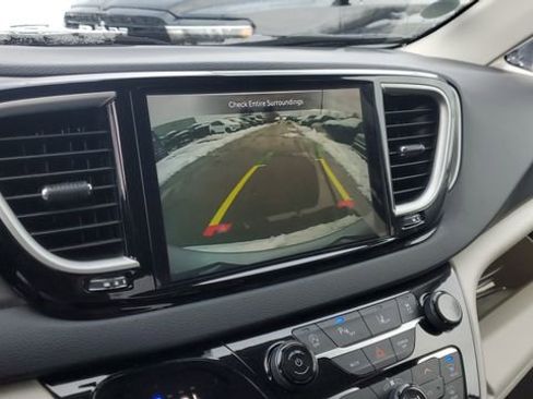 Certified 2024 Chrysler Pacifica Touring-L image 13