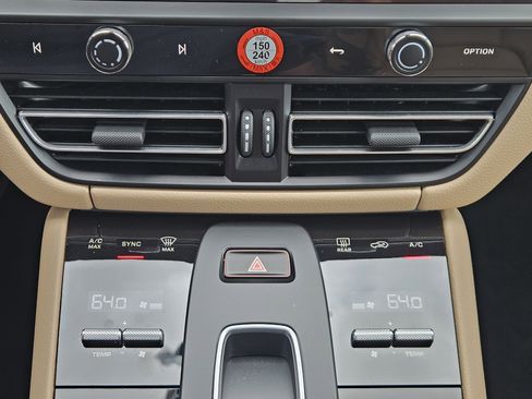 Used 2025 Porsche Macan image 19