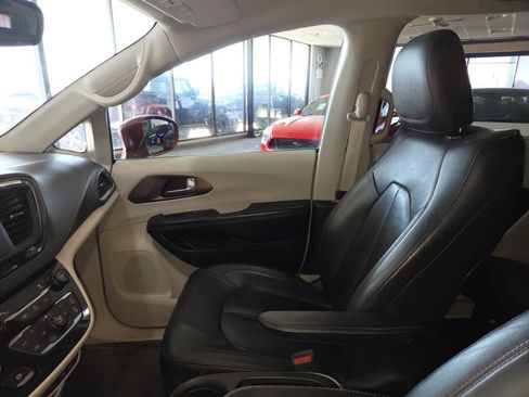 Used 2017 Chrysler Pacifica Touring-L FWD image 16