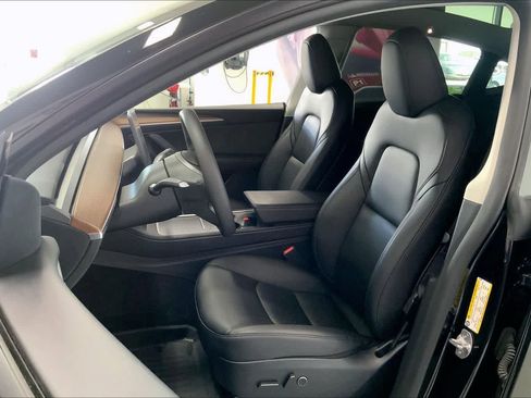 Used 2024 Tesla Model Y Long Range image 10