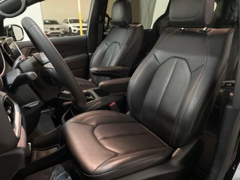 Used 2025 Chrysler Pacifica Select FWD image 61