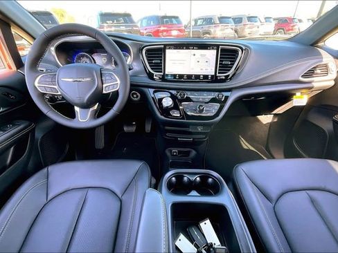 New 2026 Chrysler Pacifica Select image 6