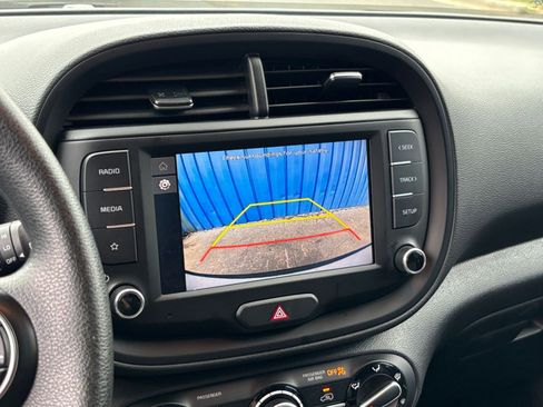 Used 2025 Kia Soul LX w/ LX Technology Package FWD image 22