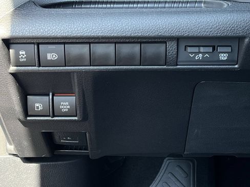 Used 2025 Toyota Sienna LE FWD image 20