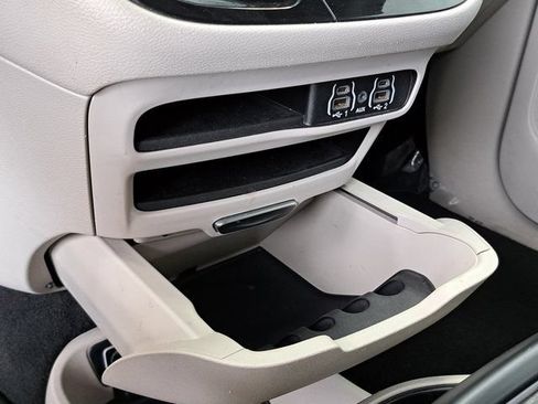 Used 2023 Chrysler Pacifica Touring-L FWD image 17