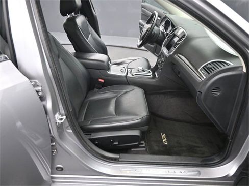 Used 2017 Chrysler 300 C image 18