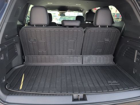 Used 2024 GMC Acadia Denali FWD image 8