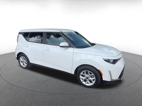 Used 2025 Kia Soul LX w/ LX Technology Package FWD image 2