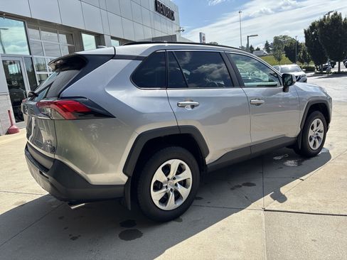 Used 2021 Toyota RAV4 LE AWD/4WD image 6