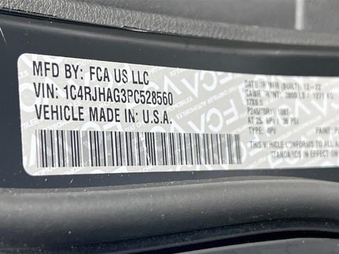 Used 2023 Jeep Grand Cherokee Laredo AWD/4WD image 29