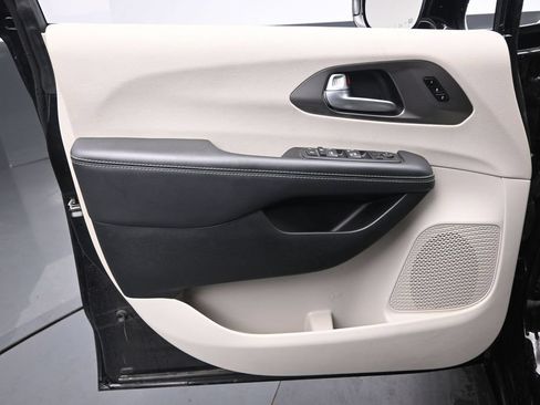 Used 2024 Chrysler Pacifica Touring-L FWD image 22