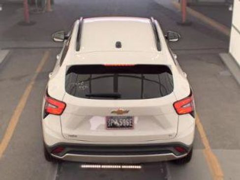 Used 2025 Chevrolet Trax LT w/ LT Convenience Package FWD image 9