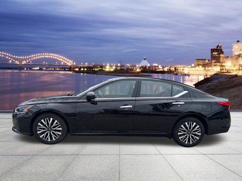 Used 2025 Nissan Altima 2.5 SV FWD image 2