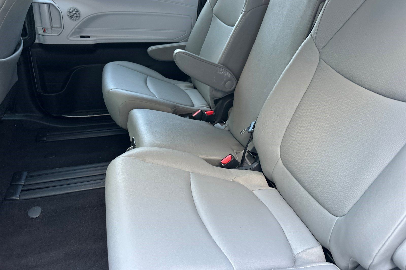 Used 2026 Toyota Sienna XLE FWD image 24