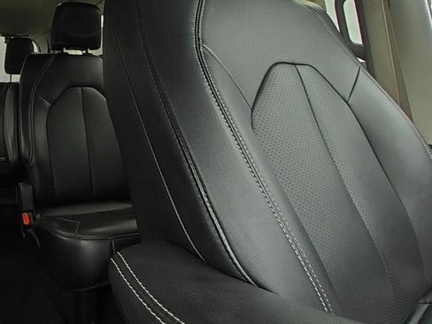 Used 2024 Chrysler Pacifica Touring-L FWD image 14