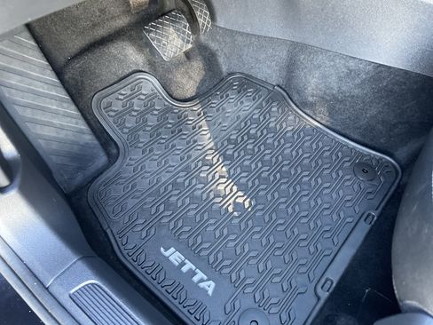 Certified 2025 Volkswagen Jetta SE image 13