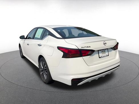 Used 2025 Nissan Altima 2.5 SV FWD image 11