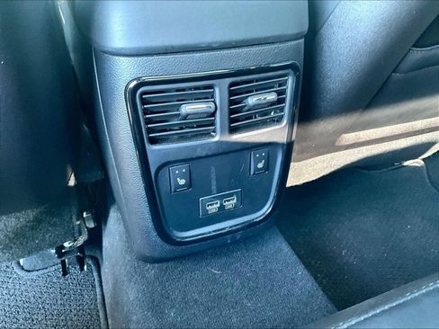 Used 2023 Chrysler 300 C RWD image 10