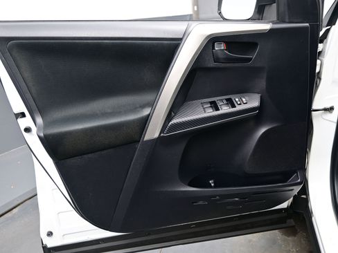 Used 2014 Toyota RAV4 LE image 9