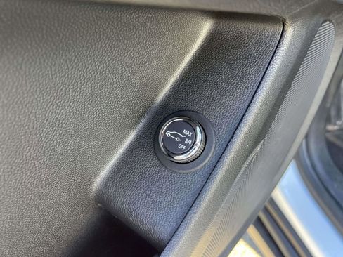 Used 2023 Chevrolet Traverse LT image 22