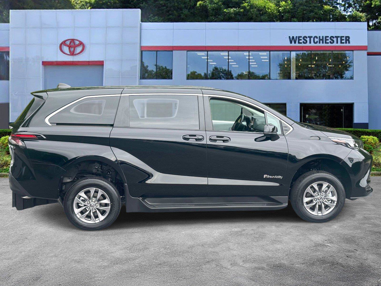 Used 2026 Toyota Sienna LE FWD image 8