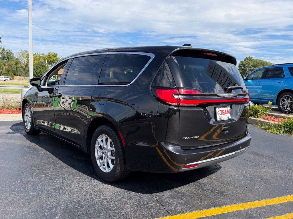 Used 2024 Chrysler Pacifica Touring-L FWD image 5
