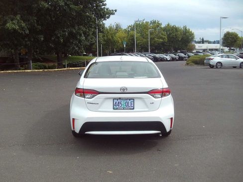 Used 2020 Toyota Corolla LE FWD image 4