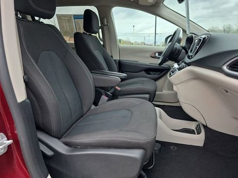 Used 2023 Chrysler Voyager LX image 18